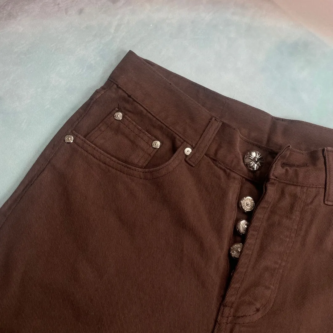 🅿️290 🔘Style No.-KL129 🔘Cro Xin𝐂𝐡𝐫𝐨𝐦𝐞 𝐇𝐞𝐚𝐫𝐭 Dark brown zebra patchwork cross patch leather washed jeans* In the fashion universe of Cro Xin, these pants are undoubtedly one of the most dazzling existences. The fabric is made of high-quality beaded canvas and has gone through a complicated and heavy washing process. This not only gives the fabric a richer texture, but also makes the upper body effect appear high-end. The unique texture and mellow touch complement each other, and the trousers are crisp and straight, showing a neat and capable cool temperament. From the perspective of shape shaping, the whole trousers use three-dimensional cutting technology and are precision-made based on ergonomic principles to fit the body curves in all directions, which not only ensures comfort when wearing, but also cleverly optimizes the leg lines at the visual level, highlighting excellent body proportions. Such an exquisite version design can be regarded as an industry model. Every detail reflects the brand’s ultimate pursuit of quality. The hardware accessories are all customized by ZP, with excellent quality and excellent durability, adding points to the overall texture of the pants. After being washed, the original thick beaded canvas has transformed into a soft and skin-friendly material with excellent breathability. It can bring you an all-day comfortable experience no matter when you wear it. The customized small leather label is exquisitely designed and cleverly integrated into the brand's DNA with an ingenious idea. The overall design of the pants adheres to a simple aesthetic, but every detail is polished to perfection, with exquisite workmanship. Every stitch is neatly and carefully arranged, demonstrating the superb production technology and meticulous ingenuity.  Size: S M L XL (28.30.32.34) Color: Brown